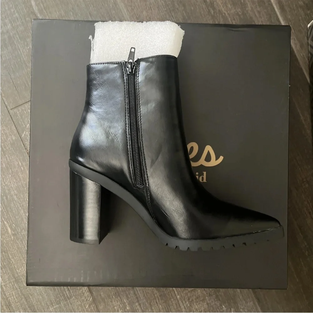 NIB Charles by Charles David Womens Dominate Pointed Toe Zip Ankle Black Boots - Picture 7 of 8